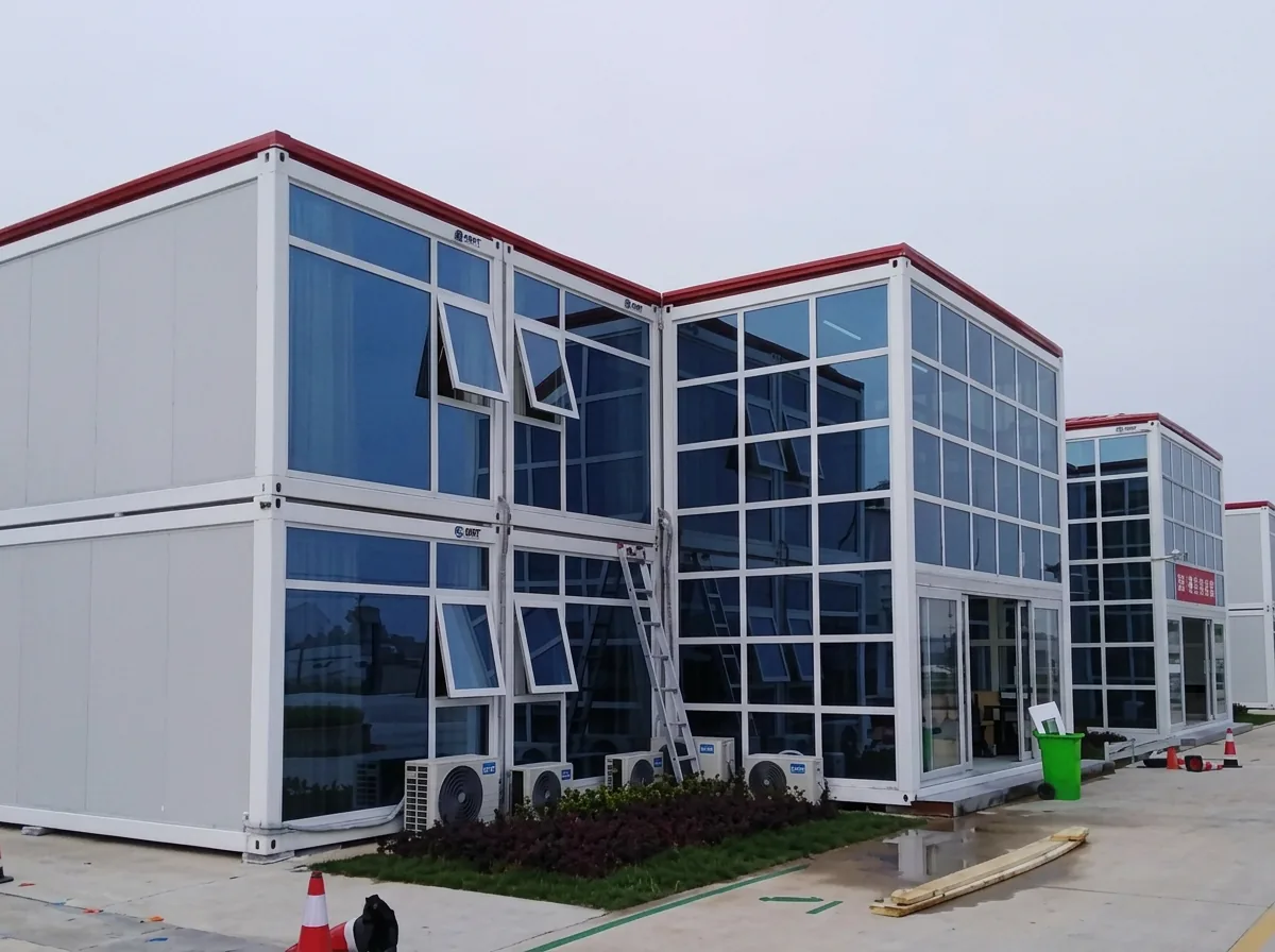 Glazed two-storey exhibition hall building assembled from container units